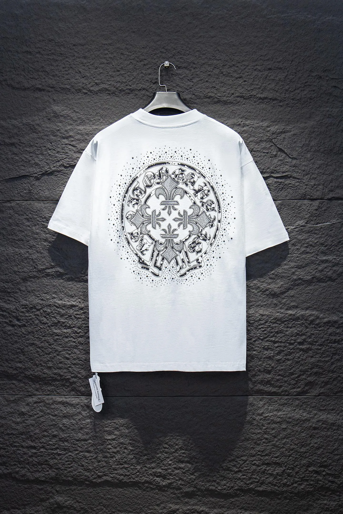 🅿️188 Style number: 7245# 🆕Chrome hearts 25ss os version is really charming. Chrome hearts are really unique. Each season’s new version is the best. It is very practical and can be worn casually✔️ - ⚠️100% cotton. Made of 32 double yarns and 260 grams of fabric. Made of imported knitting needle carded cotton, the thickness is moderate, drapey and contoured, making the upper body comfortable! ! It is very tolerant to fat body types and can instantly lose five pounds after wearing it!  Specially ordered many Austrian hot diamonds, which have the bling bling effect of natural crystals under the light, with multi-faceted reflective points, and the production cost is extremely high. The laser molding includes a computer engraving machine and a laser machine, which are accurate in granular units. Finally, it is hot and set at high temperature. After the hot stamping, the firmness needs to be tested repeatedly on the hot stamping. It can show colorful reflections under the light. The collar webbing extends to the shoulders for reinforcement, and the stitching at the joints. The hem and cuffs are all made with 0.2mm gauge double-thread turning. It is carefully produced at a high cost. The attitude of making goods with a magnifying glass restores the quality and effect of the product. The full set of customized accessories only presents every detail to the customer. Printing with film printing, 50,000 positioning, which is very time-consuming. The addition of handmade elements to the body greatly increases the interest of the clothing; unique visual effects. After special treatment, a unique effect is formed. An irregular hem is added to the version. This year's Kroxin is the main version. In the past two years, the oversize version has become the focus of the trend and has been a popular staple in the past two years. The change of designers has made this brand an instant hit. The progressive fashion of the times also needs the blood impact of fresh elements and trendy designs in order to continue its glory! It’s stylish both inside and outside, a must-have for high street travel! An absolute "eye-catching style" that can match couples 💏 Color: Black White Size: S M L XL